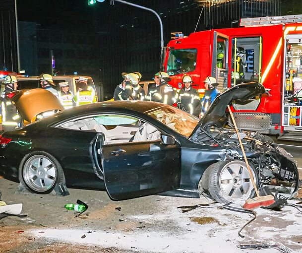 Schwieberdinger Straße am Abend des 20. März: Mit diesem AMG Mercedes erfasst der Fahrer einen Kleinwagen, zwei junge Frauen sterben.