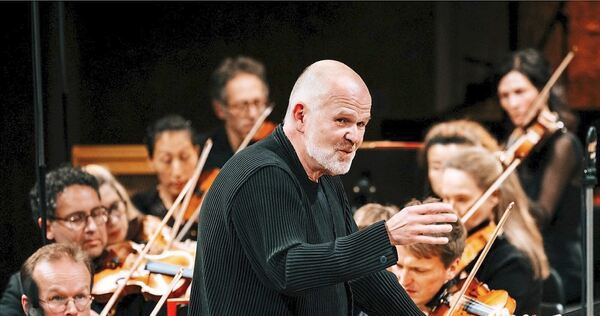 Verblüffende Klangkombinationen: François-Xavier Roth dirigiert das SWR Symphonieorchester.