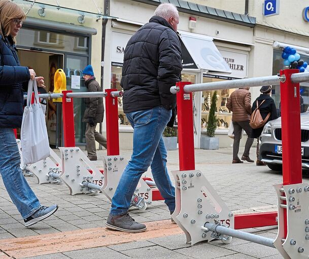 In der Kirchstraße kommen Fußgänger locker durch. Autos und andere Fahrzeuge werden dagegen ausgebremst.