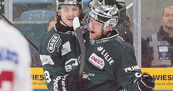 Jubel in Grün: Vorbereiter Brett Kemp (links) und Torschütze Mike Fischer feiern die Bietigheimer 1:0-Führung.