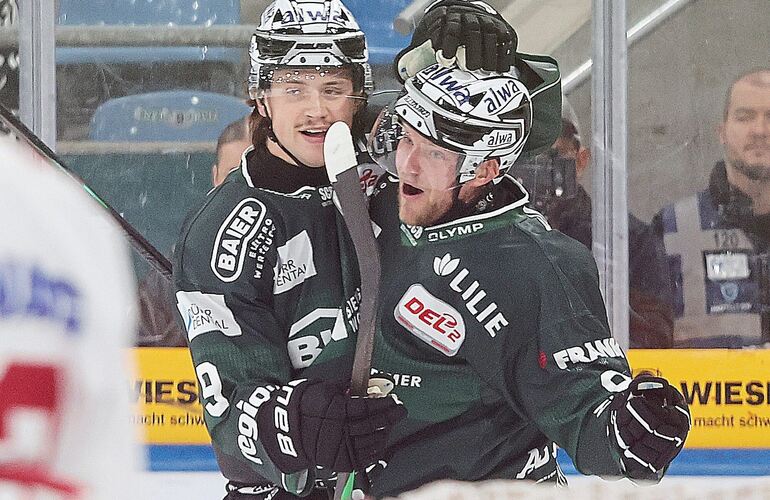 Jubel in Grün: Vorbereiter Brett Kemp (links) und Torschütze Mike Fischer feiern die Bietigheimer 1:0-Führung.