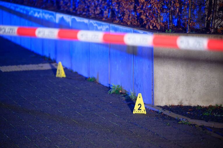 Männer nahe Veranstaltungshalle in Köln angeschossen