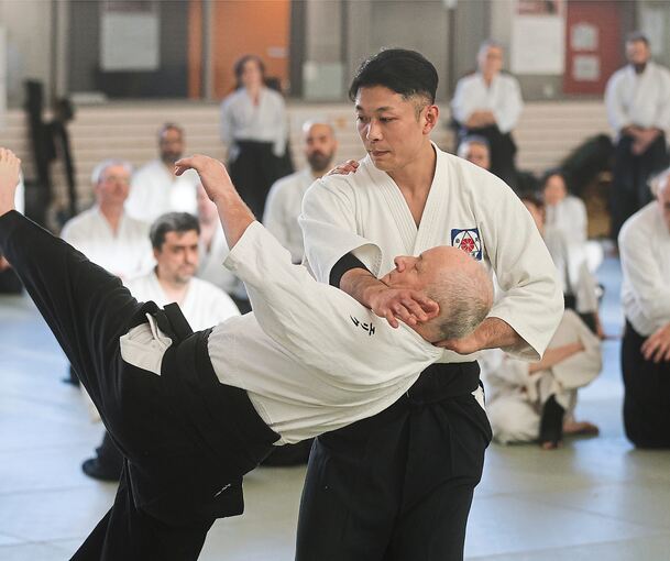 Der Angriff als Geschenk? Das ist die Aikido-Philosophie, die auch Saito Morihiro Nidaime lehrt.