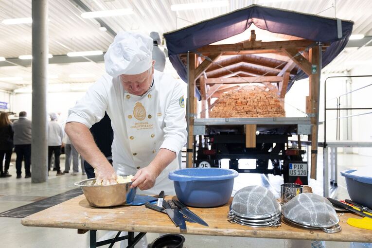 Dresdner Bäcker arbeiten an Riesenstollen für das Stollenfest