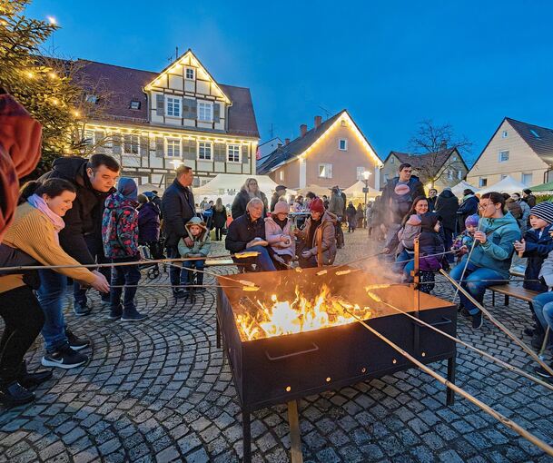 Über dem offenen Feuer können Kinder Stockbrot grillen.
