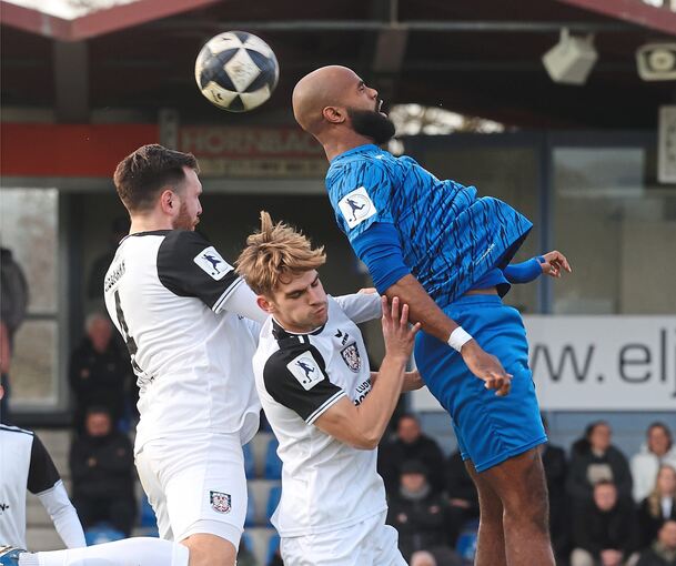 Der Freiberger Doppeltorschütze Meghon Valpoort nimmt es im Luftduell mit den beiden Frankfurtern Tim Weißmann (links) und Timo Hildmann auf.