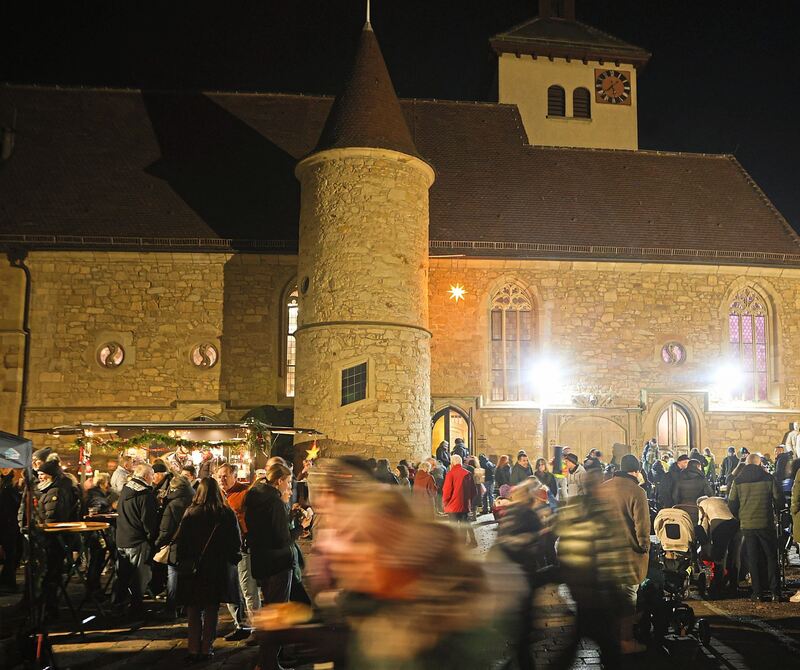 Stimmungsvoll beleuchtete Michaelskirche in Asperg