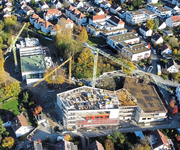 Die neue Gründelbachschule (im Vordergrund) und die Sporthalle (linker Bildrand) können voraussichtlich im Herbst 2026 bezogen werden. Wer dann Schulleiter sein wird, steht noch nicht fest.