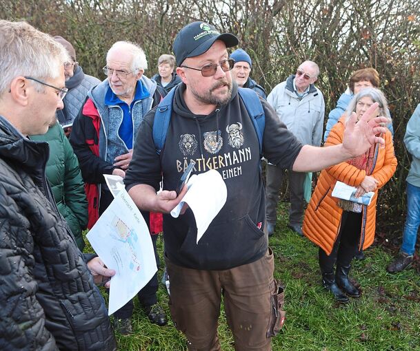 Daniel Döring (Mitte) erläutert Interessierten vor Ort, wie massiv der geplante Energiepark ins Landschaftsschutzgebiet eingreifen könnte.