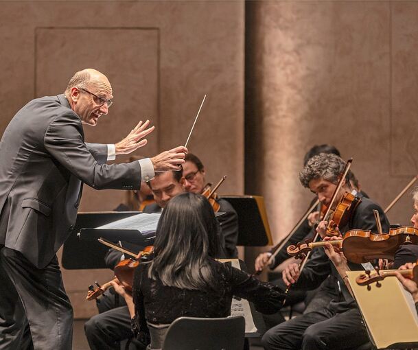 Großer Spannungsbogen: Dirigent Andrew Manze und das WDR Sinfonieorchester.