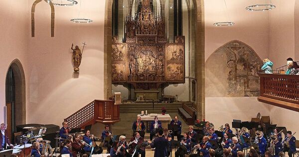 Die Atmosphäre in der Stadtkirche ist gespannt und würdevoll.