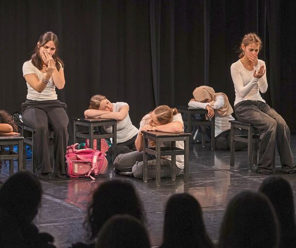 Die Mädchengruppe „!TNT!“ präsentiert sich eindrucksvoll auf der Bühne.