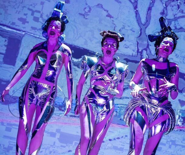 Trefflich ironische Bilder: Eine Tour de Force durch die Welt der KI gibt es im Kammertheater zu erleben.