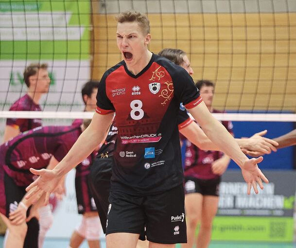 Nach einem Punkt für die Barock Volleys schreit der Ludwigsburger Tomi Saarinen (links) seine Freude heraus.