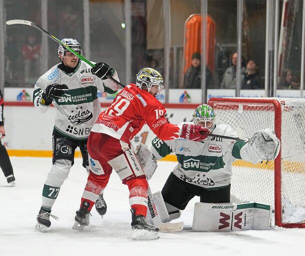 Steelers-Verteidiger Arne Uplegger versucht Bad Nauheims Taylor Vause zu stoppen. Goalie Olafr Schmidt macht sich breit.