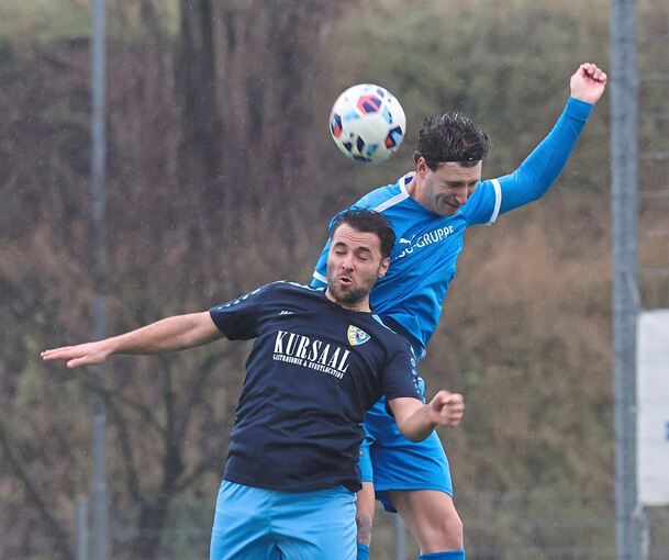 Derbykampf: Emrak Akpolat (links) vom SV Pattonville und der Kornwestheimer Niklas Strehlow kämpfen um die Lufthoheit.