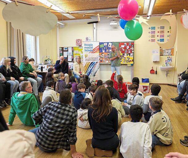 Abschlussfest von „Schule macht Hospiz“: Die Schüler der Schubartschule erzählen ihren Eltern von ihren Erlebnissen.