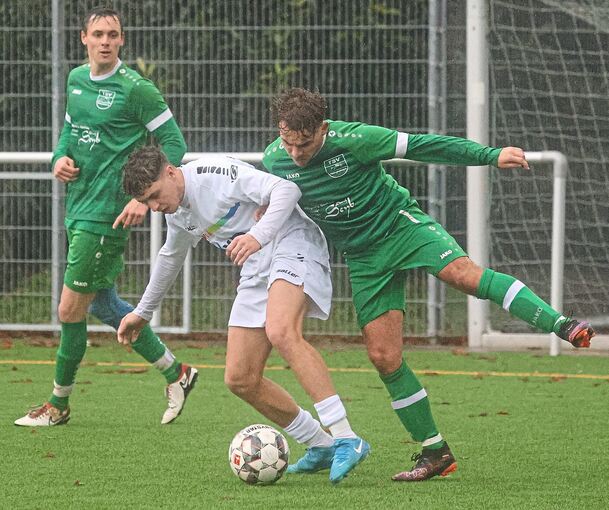 Der SC Hohenhaslach/SV Freudental (in Weiß) lässt dem TSV Kleinglattbach keine Chance.