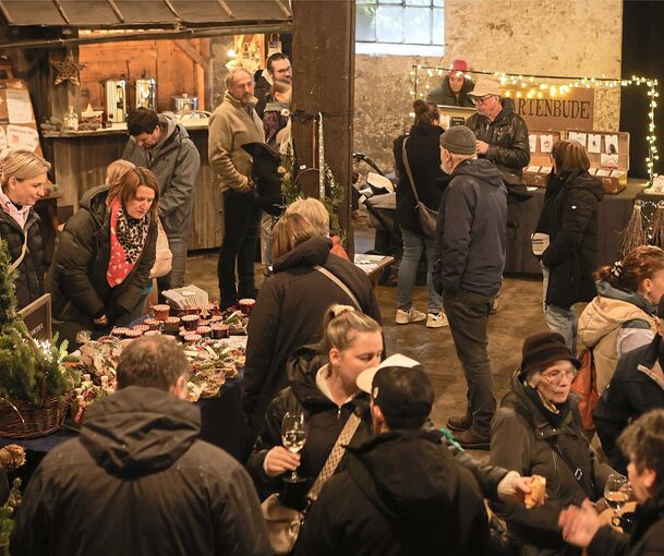 Viele Besucher genossen beim Adventsmarkt den Start in die Vorweihnachtszeit.