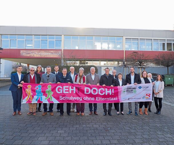 „Geh(t) Doch! Schulweg ohne Elterntaxis“: Mit diesem Schriftzug auf pinkfarbenen Bannern soll dafür geworben werden, Kinder nicht mit dem Auto zur Schule zu bringen.