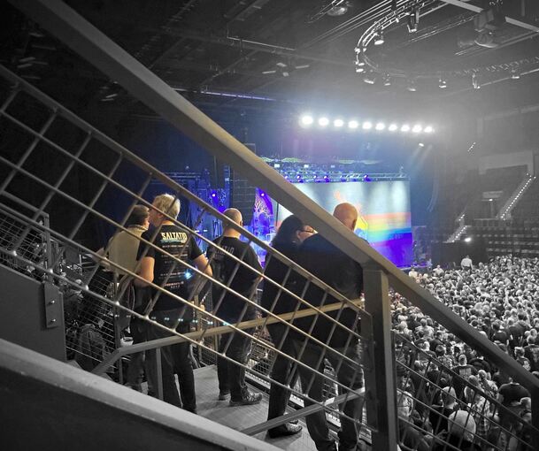 Geländer, vor allem aber Zuschauer auf dem Treppenabsatz versperren hier die Sicht auf die Bühne, wo gerade Saltatio Mortis auftritt.