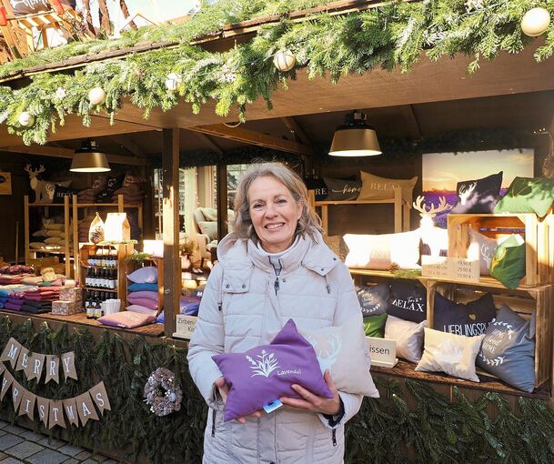 Kissen gefüllt mit Lavendel oder Zirbe verkaufen Tina Amann (Foto) und ihre Kollegin Lucretia Baumann.