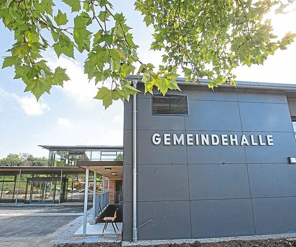 Neben der Gemeindehalle könnten die Grundschule und die Kita Wiesenzauber neu gebaut werden.