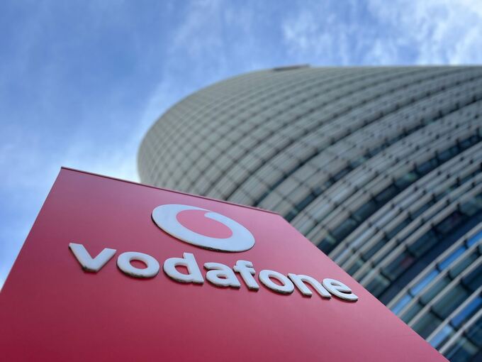 Vodafone-Logo vor Deutschlandzentrale