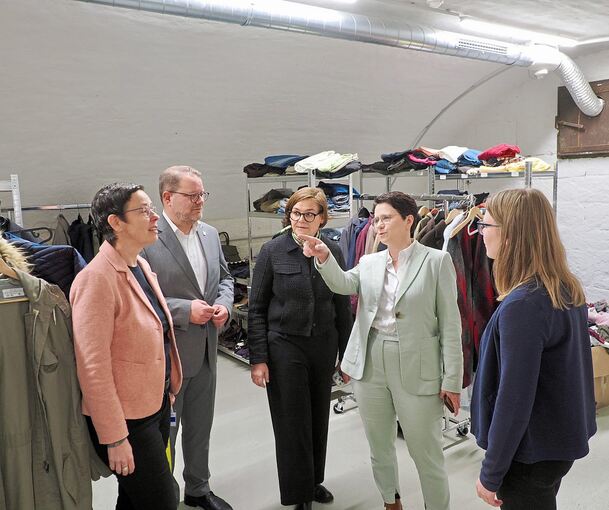 Justizministerin Marion Gentges (Zweite von rechts) macht sich ein Bild von der Erstaufnahmeeinrichtung (EA) in Kornwestheim, für die das Land zuständig ist.