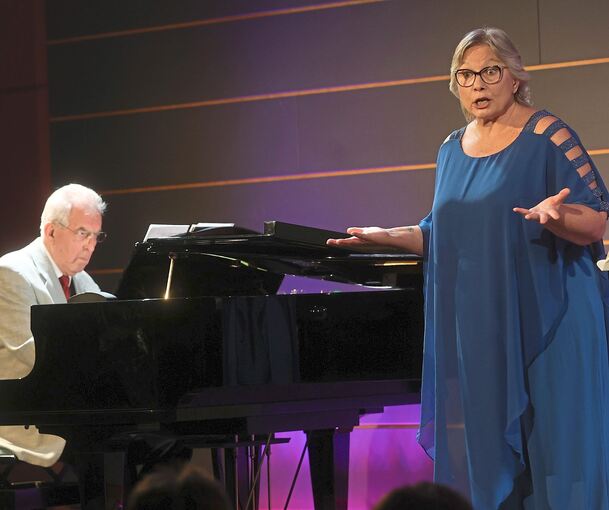 Wolfgang Gramer und Renate Rabine begeistern das Publikum in der Gemmrigheimer Kelter.