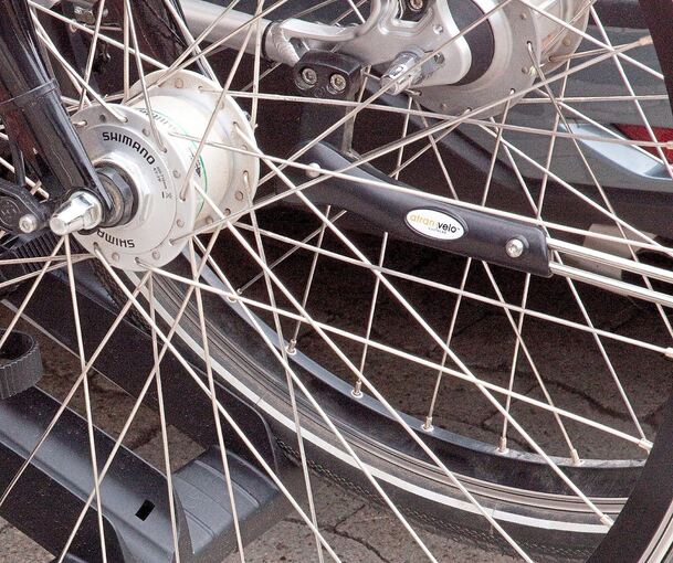 Auch das Fahrrad nimmt Schaden. (Symbolbild)