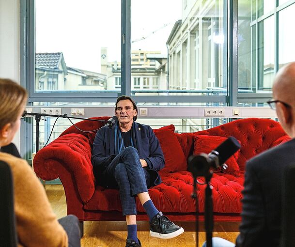 LKA-Präsident Andreas Stenger auf der News Couch im Gespräch mit Ulrike Trampus und Stephan Wolf aus der LKZ-Chefredaktion.