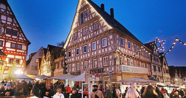 Der Weihnachtsmarkt 2024. Wegen des Weihnachtswunderlandes ist der Marktplatz dieses Jahr schon belegt.