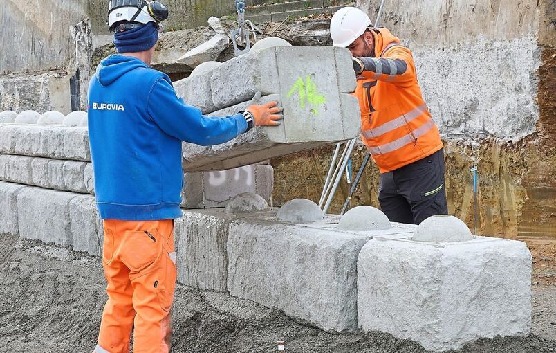 Der Aufbau der Stützmauer entlang des Valeo-Areals ist weitgehend abgeschlossen. Der Aufbau der Stützmauer entlang des Valeo-Areals ist weitgehend abgeschlossen.