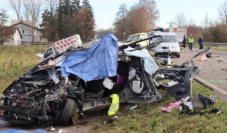 Tote und mehrere Verletzte nach Frontalzusammenstoß Tote und mehrere Verletzte nach Frontalzusammenstoß