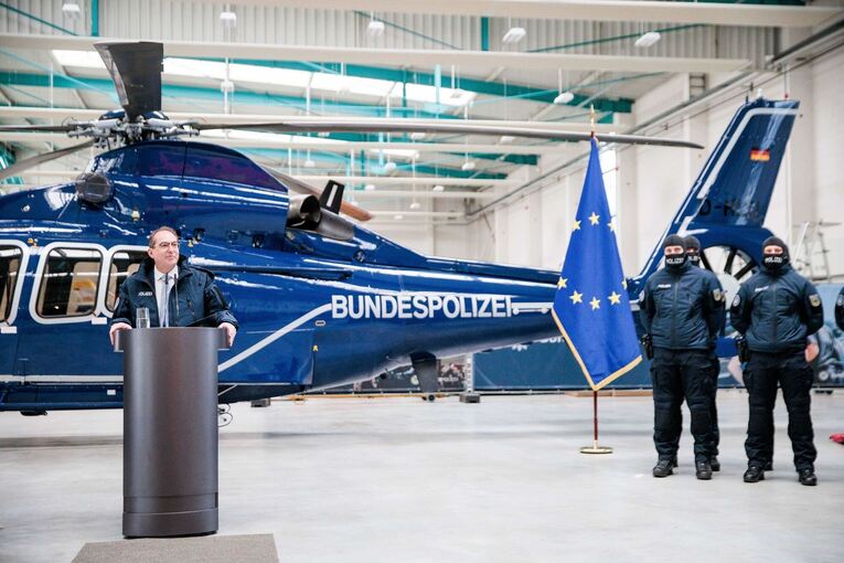 Innenminister Dobrindt stellt Drohnenabwehr in Dienst