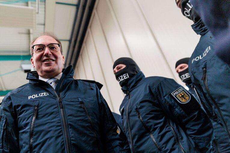 Innenminister Dobrindt stellt Drohnenabwehr in Dienst