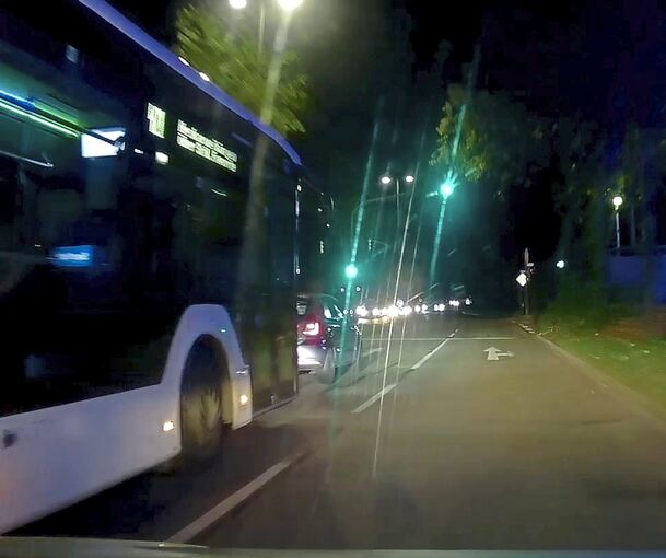 Die Aufnahme einer Dashcam zeigt den Bus, der sehr dicht auf den Kleinwagen auffährt.