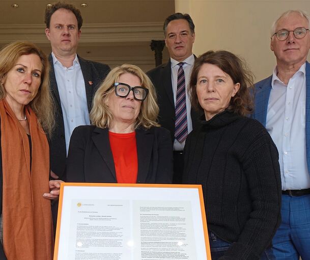 Unterzeichner der Selbstverpflichtung gegen Gewalt und Diskriminierung (von links): Personalchefin Susanne Karstedt, Oberbürgermeister Matthias Knecht, Gleichstellungsbeauftragte Kristina Wolff, Stadtwerke-Geschäftsführer Christian Schneider, Persona