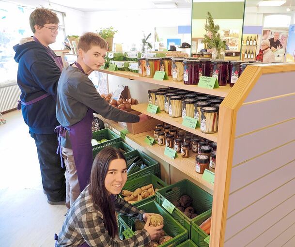 Unterstützt werden Fabian und Malik (von links) am Dienstag von Schulbauernhof-Mitarbeiterin Alina. Im Regal: Eingelegtes Gemüse von Fräulein Schmid aus Sachsenheim und Eier vom Hof Sperling.