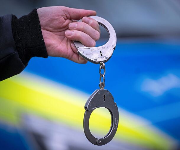 Am Solitudeplatz nimmt die Polizei den Mann fest. Am Solitudeplatz nimmt die Polizei den Mann fest.