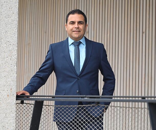 Bürgermeister Ralf Zimmermann vor der Harzberghalle in Großbottwar. Ein Wasserschaden sorgte nach der Eröffnung 2021 für Trubel. Nun soll die Halle wieder mit Leben gefüllt werden.