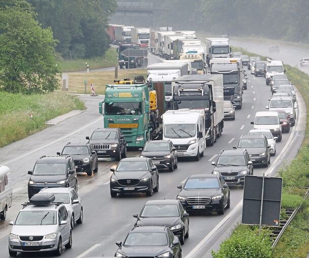 Auf der Autobahn staut sich der Verkehr.