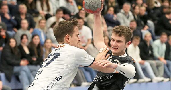 Ein außergewöhnlicher Gegenspieler für Neckarsulm: Philipp Storz (rechts) ist für einen Rückraumspieler vergleichsweise schmächtig - und spielt als Rechtshänder auf der rechten Seite.