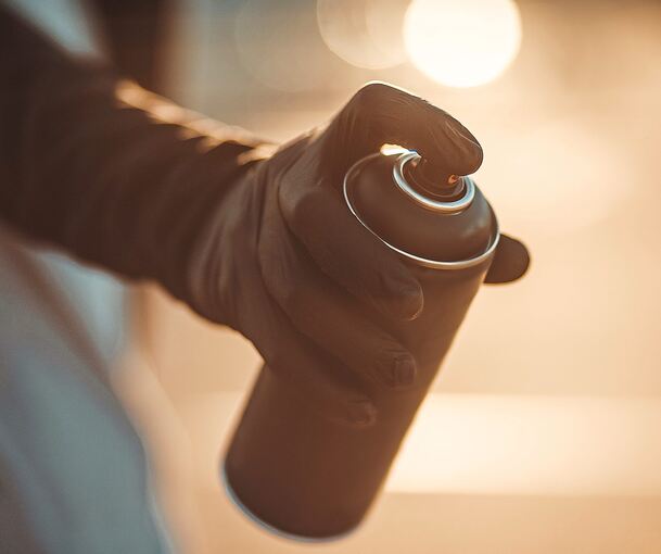 Die Polizei sucht nach Sprayern und bittet Zeugen, sich zu melden.