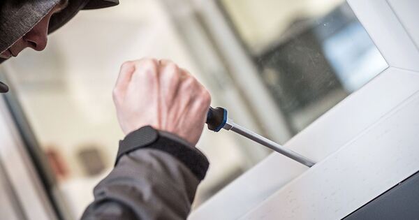Mitten-am-Tag-Einbrecher-stehlen-in-L-chgau-Schmuck-und-Geld