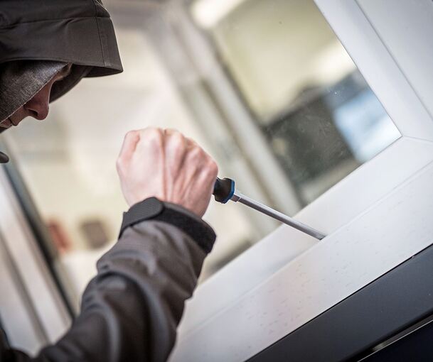 Unbekannte sind am Freitagabend in ein Wohnhaus in Ludwigsburg-Hoheneck eingebrochen. Unbekannte sind am Freitagabend in ein Wohnhaus in Ludwigsburg-Hoheneck eingebrochen.