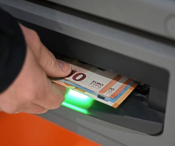 Beim Geldabheben wurde eine Seniorin Opfer von Betrügern