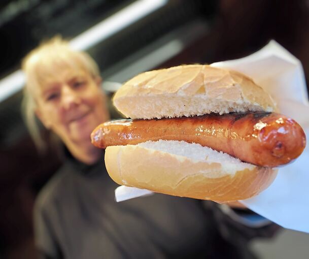 Ein Klassiker: Rote Wurst im Brötchen. Die Preise hierfür sind in Ludwigsburg stabil. Extrawürste kosten extra.