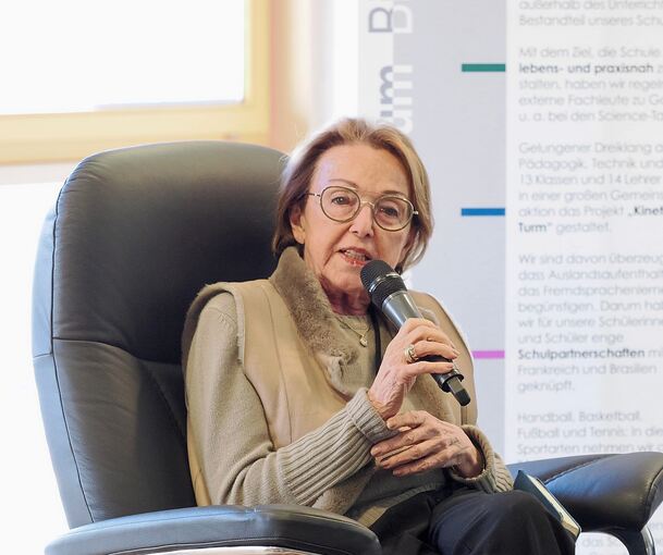 Als Eva Umlauf schildert, wie ihr als kleinem Mädchen die Häftlingsnummer in den Arm tätowiert wurde, kommen manchen Zuhörern die Tränen.